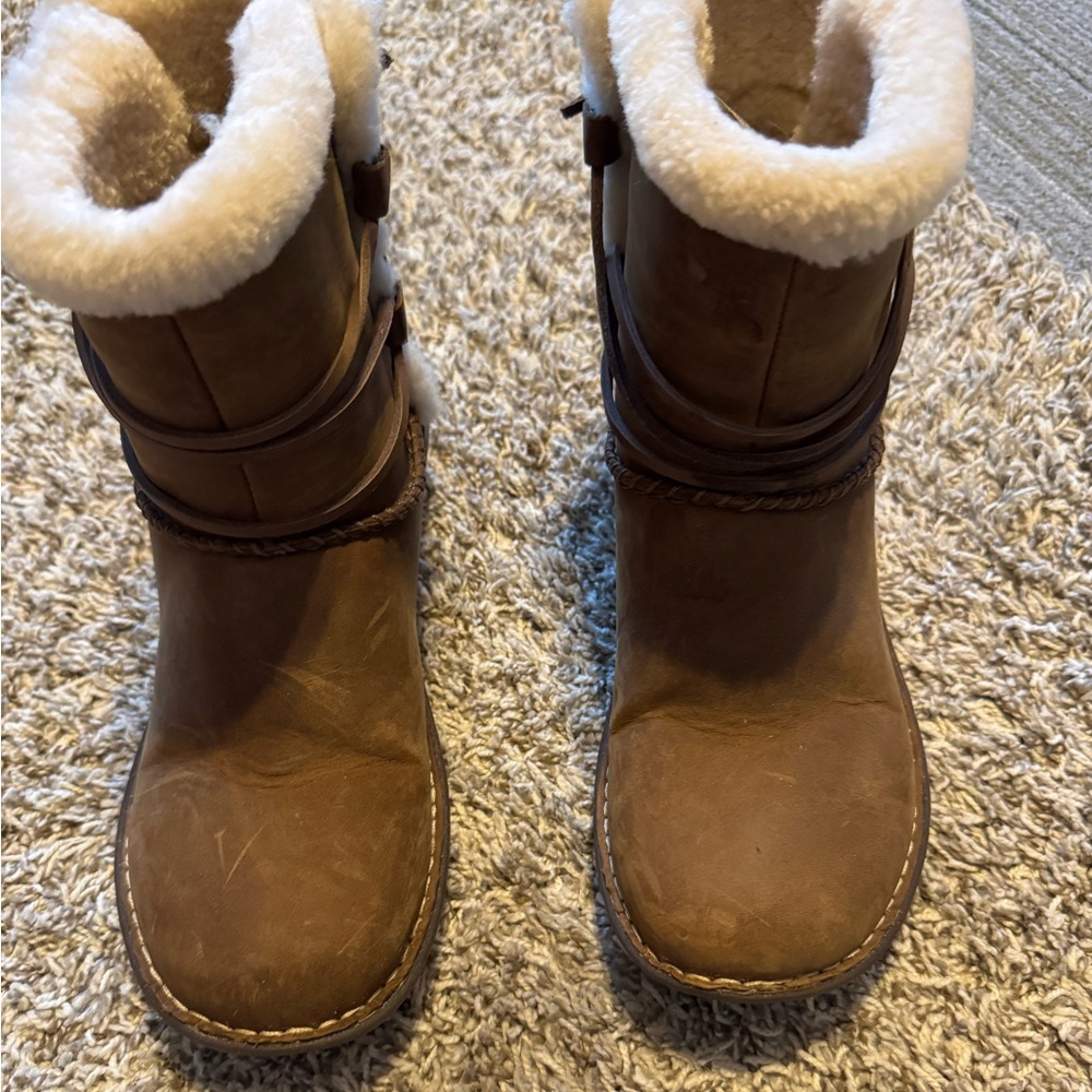 WOMENS UGG LEATHER ( not suede ) boots